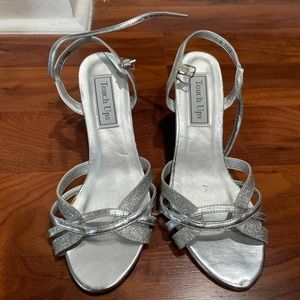 SILVER KITTEN HEEL